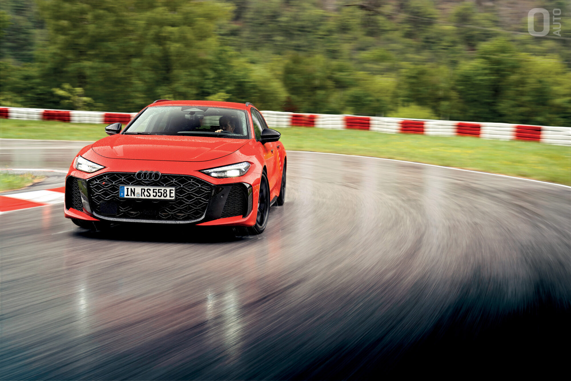 Audi RS 5 Avant rouge en appui sur circuit