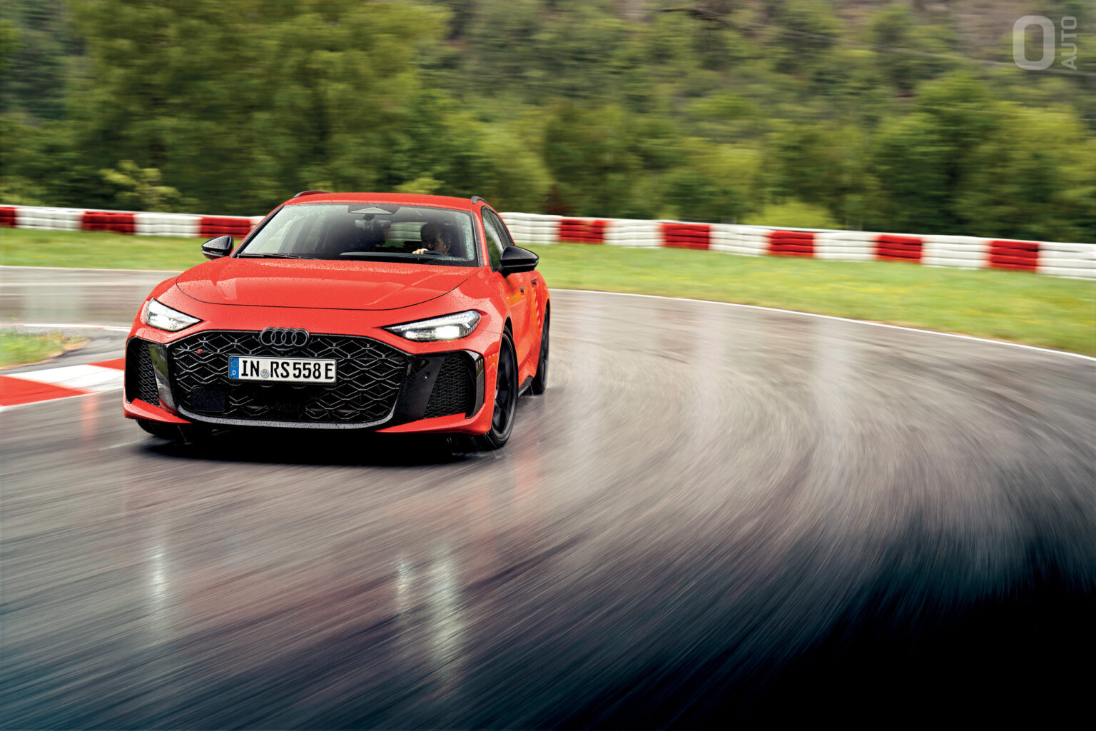 Audi RS 5 Avant rouge en appui sur circuit