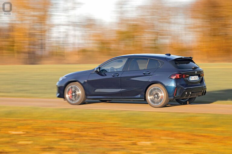 BMW 123 xDrive en mouvement sur une route de campagne