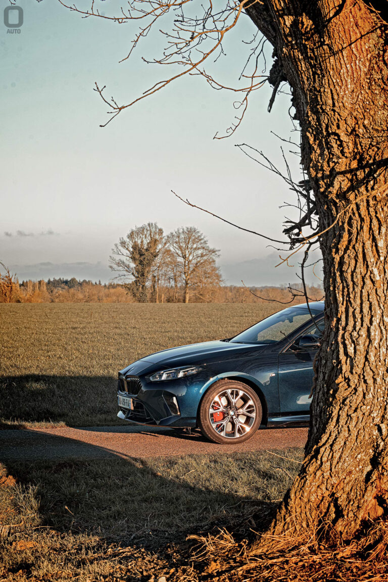 BMW 123 xDrive au bord de la route