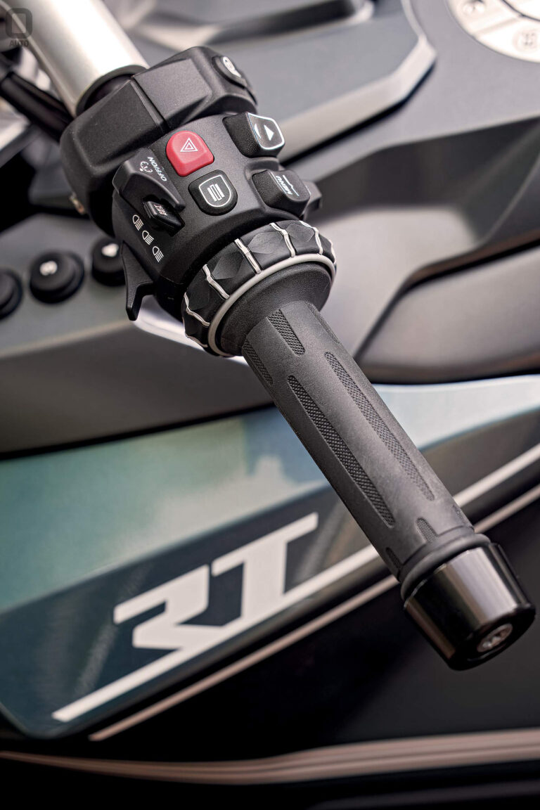 Commande au guidon de la BMW R 1300 RT — photo Louis Leduc