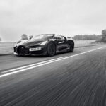 Bugatti Mistral en mouvement, vue de trois quarts avant