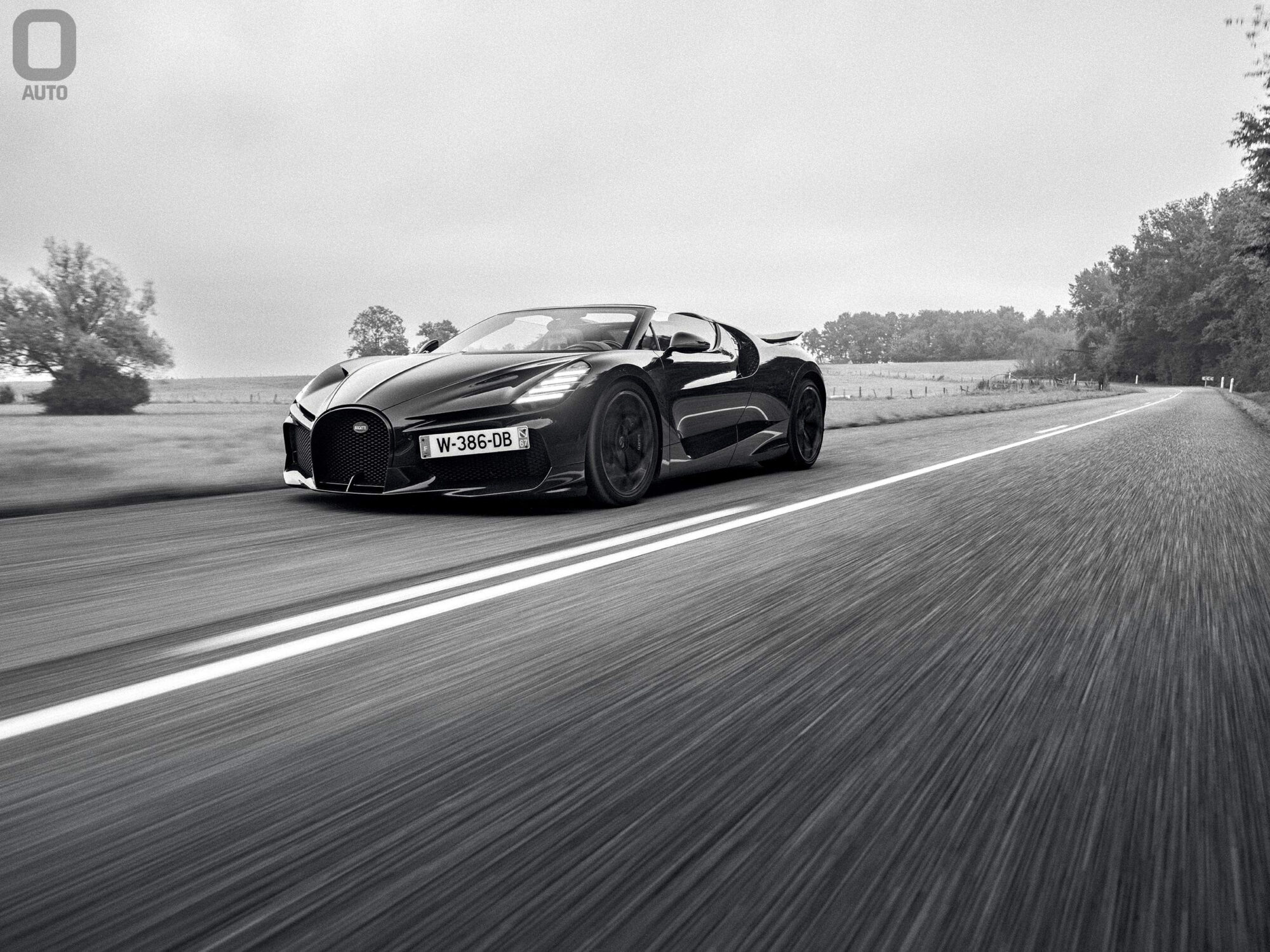 Bugatti Mistral en mouvement, vue de trois quarts avant