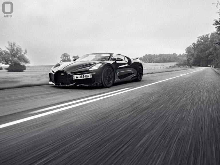 Bugatti Mistral en mouvement, vue de trois quarts avant