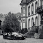 Bugatti Mistral devant le château Saint-Jean