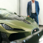 Christophe Piochon auprès de la Bugatti Brouillard