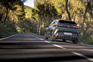 Cupra Raval VZ sur route, vue arrière — DR