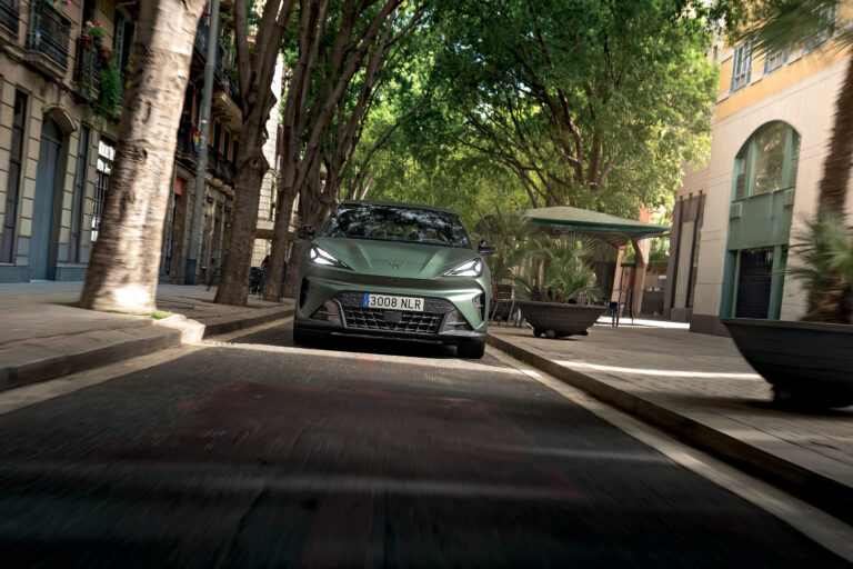 Cupra Raval VZ en ville, vue avant — DR