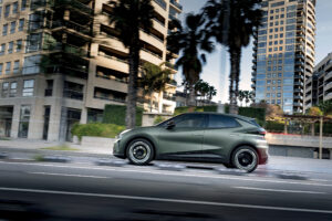 Cupra Raval VZ en mouvement, vue de profil — DR