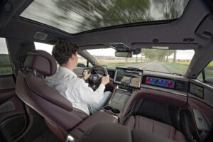 Benoît au volant de la Denza Z9 GT — Louis Leduc