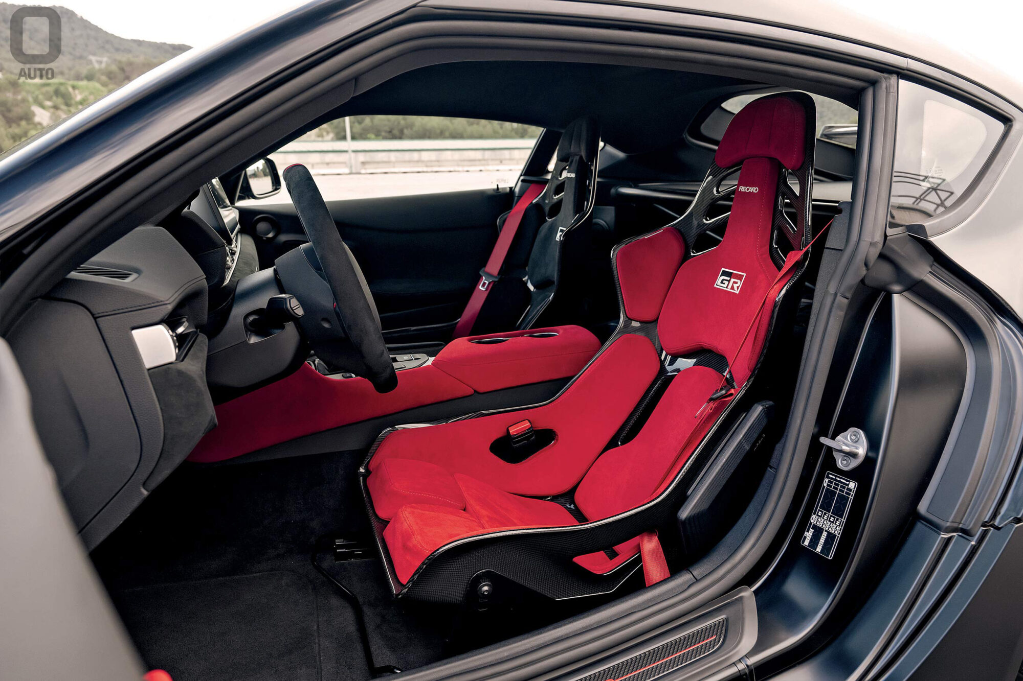 Baquets Recaro rouge et noir de la Toyota GR Supra Final Edition — photo J. Fong