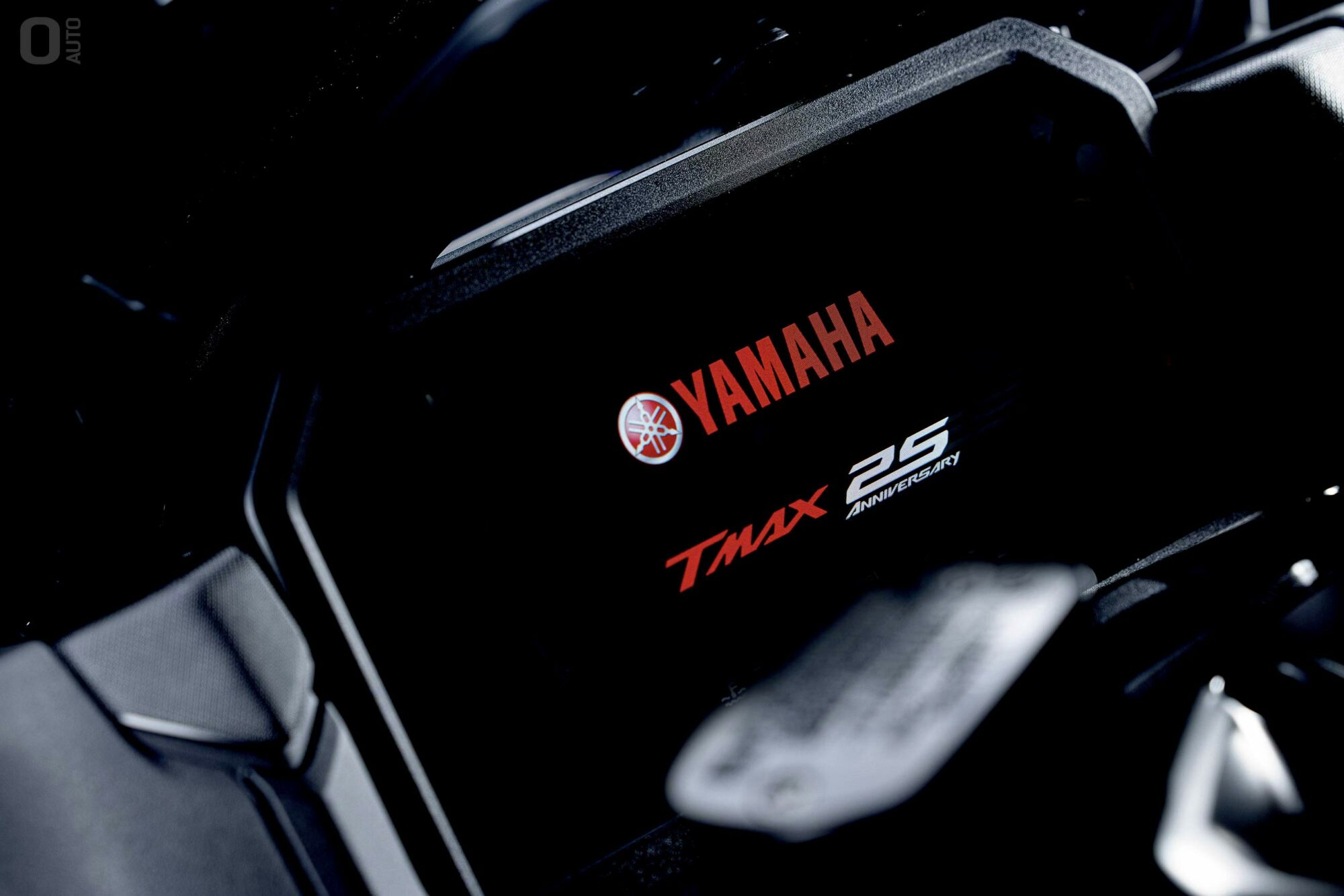 Logo Yamaha TMAX 25th Anniversary sur le scooter