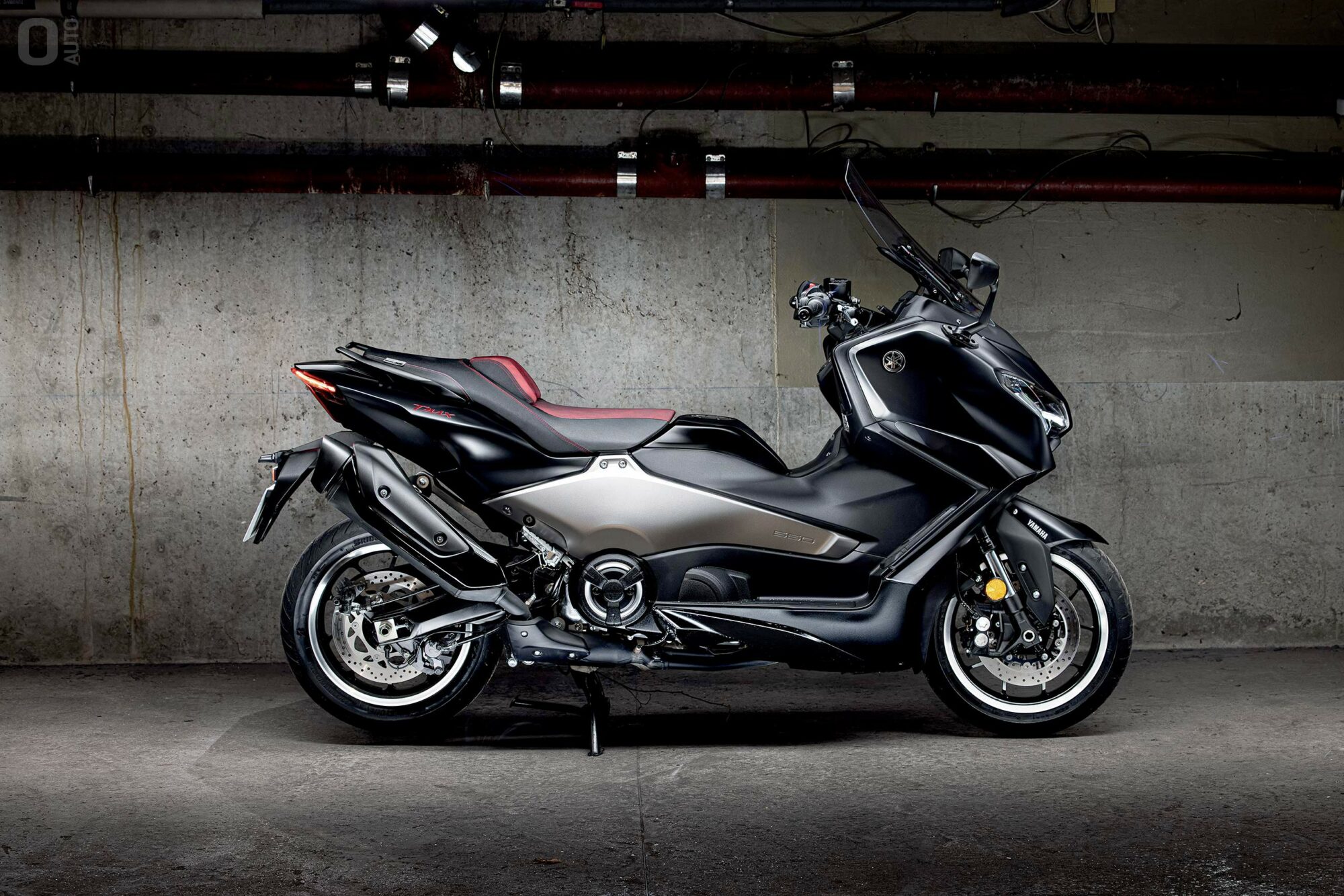 Yamaha TMAX 25 years noir vu de profil
