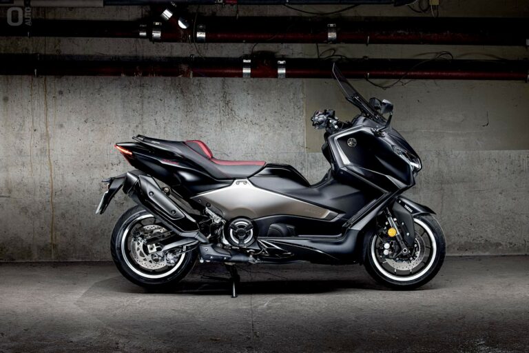 Yamaha TMAX 25 years noir vu de profil