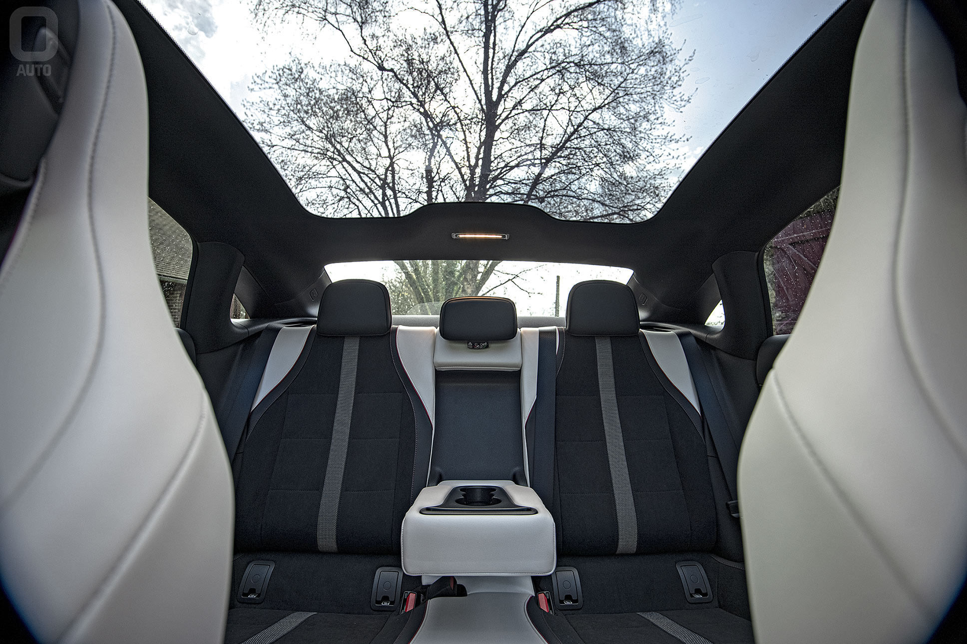 Banquette arrière et toit panoramique de la Mercedes CLA 350