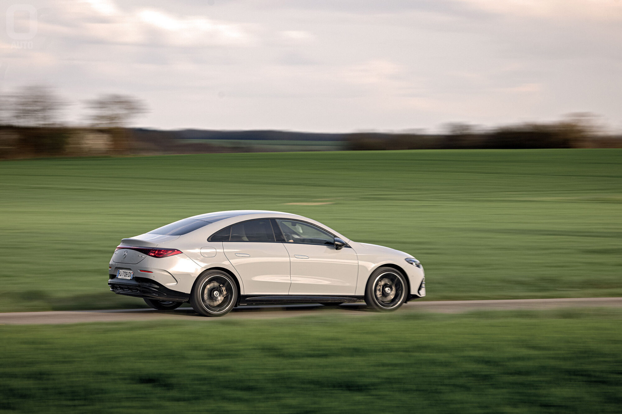 Mercedes CLA 350 4MATIC électrique blanche en mouvement sur route, photographiée par Louis Leduc